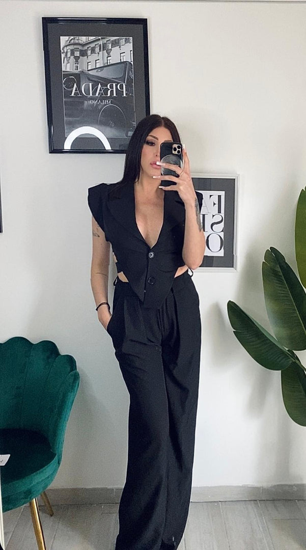 Completo nero con pantalone e casacca con laterali aperti